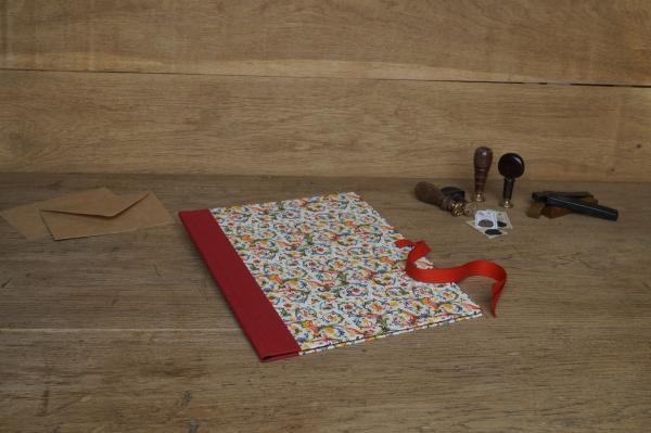 Besonders elegante Mappe mit buntem Florentinerpapier in rot und gold